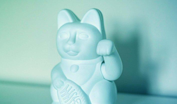 Asiatische Winkekatze als Sinnbild für eine Learning Management Experience, die Factorial für Boehringer Ingelheim Animal Health entwickelt hat. 