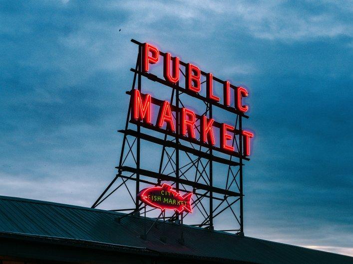Konstrukt mit großen Buchstaben auf Häuserdach mit den Worten Public Market