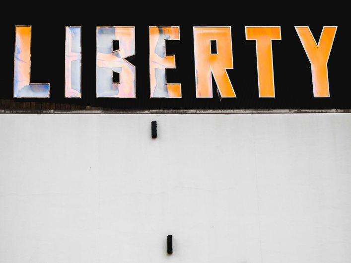 Foto des Wortes „LIBERTY“ auf einer Gebäudefassade, Symbol für Freiheit und Unabhängigkeit durch ein Open Source CRM.