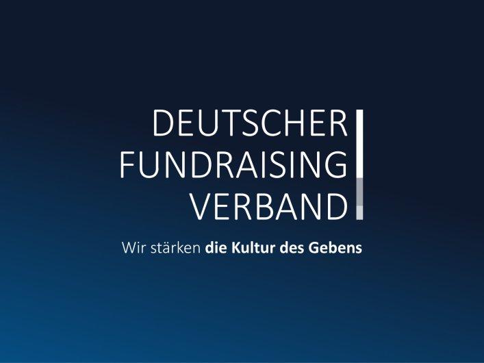 Logo des Deutschen Fundraising Verbands auf blauem Hintergrund