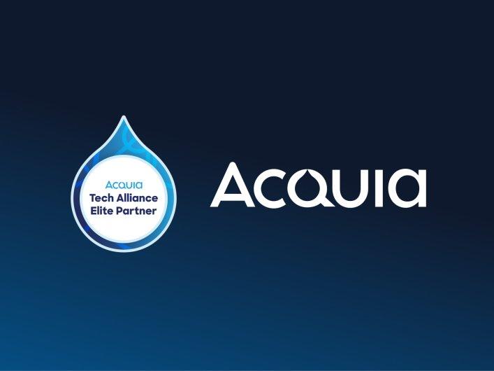 Logo Acquia und Acquia Elite Partner Badge auf blauem Factorial Hintergrund.