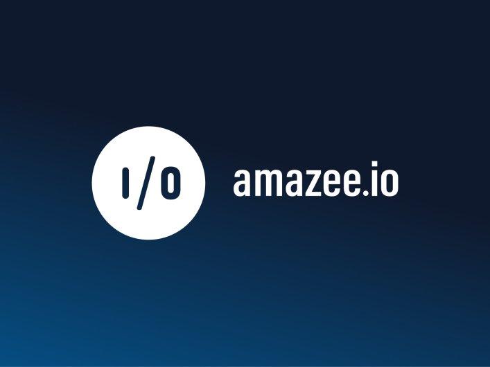 Logo amazee.io auf blauem Factorial Hintergrund