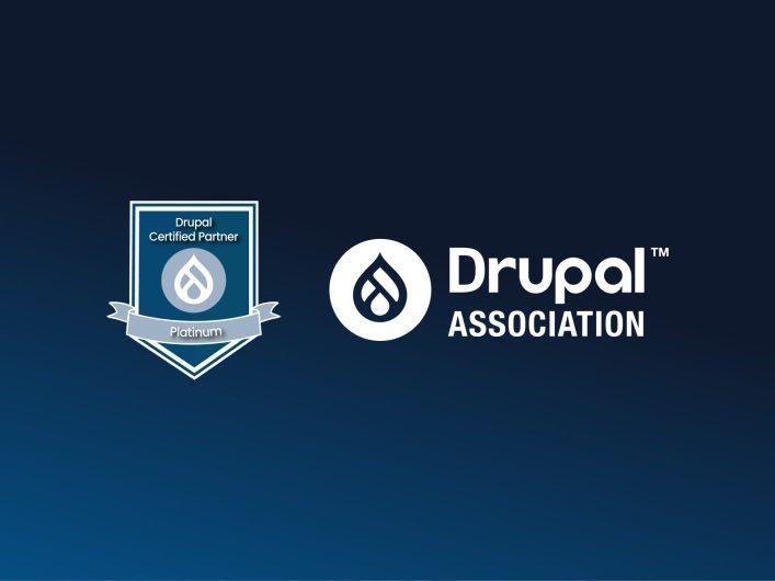 Logo der Drupal Association und Platinum Partner Badge auf blauem Hintergrund.