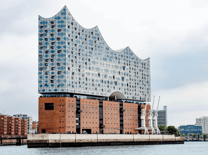 Bild der Elbphilharmonie Hamburg vom der Elbe aus fotografiert.