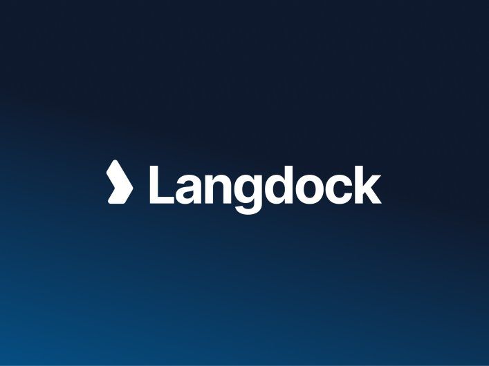 Langdock Logo auf dunkelblauem Hintergrund