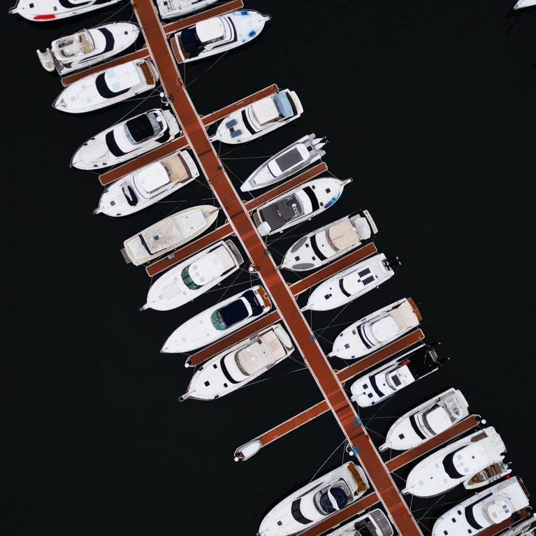 Luftaufnahme von Booten im Hafen, Symbol für vernetzte Systeme in einem Open Source CRM.