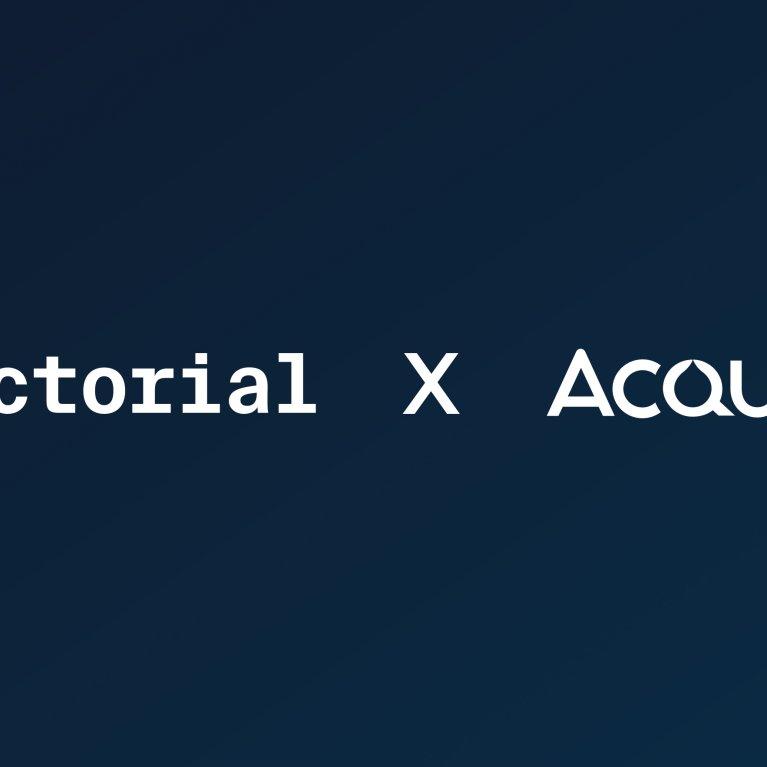 Logos von Factorial und Acquia als Partner auf blauem Hintergrund