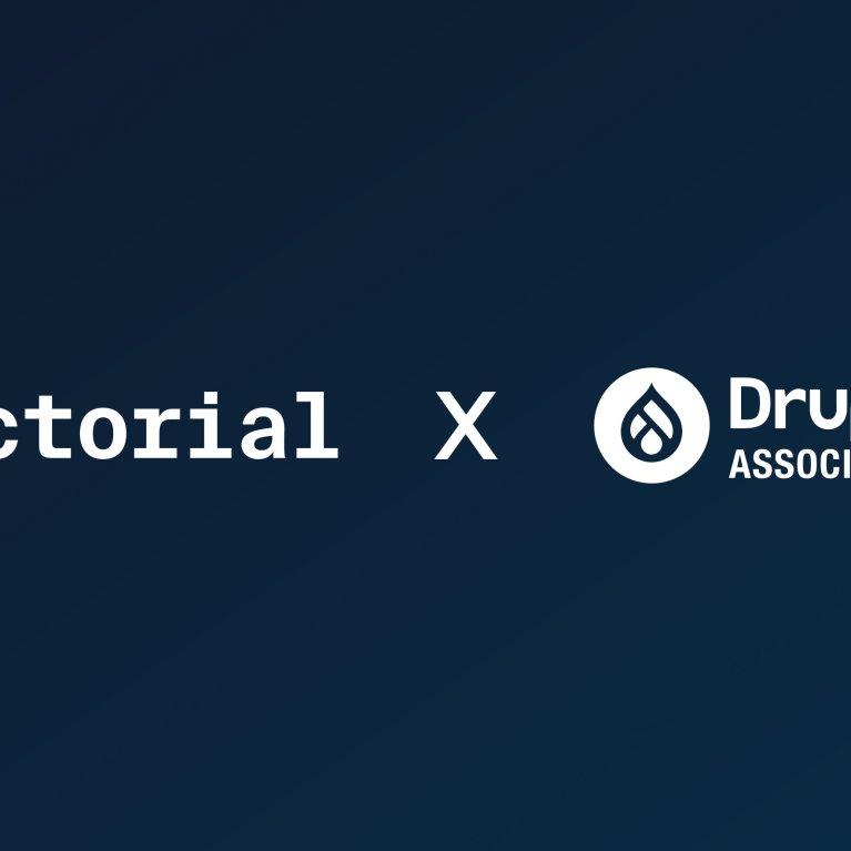 Factorial Logo und Logo der Drupal Association auf blauem Hintergrund.