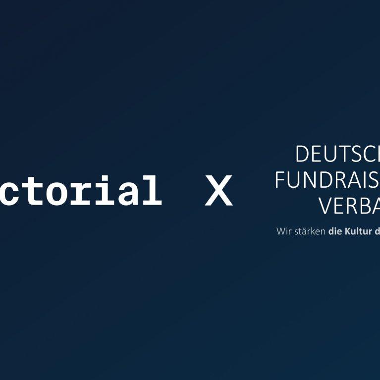 Logos von Factorial und dem Deutschen Fundraising Verband auf blauem Hintergrund