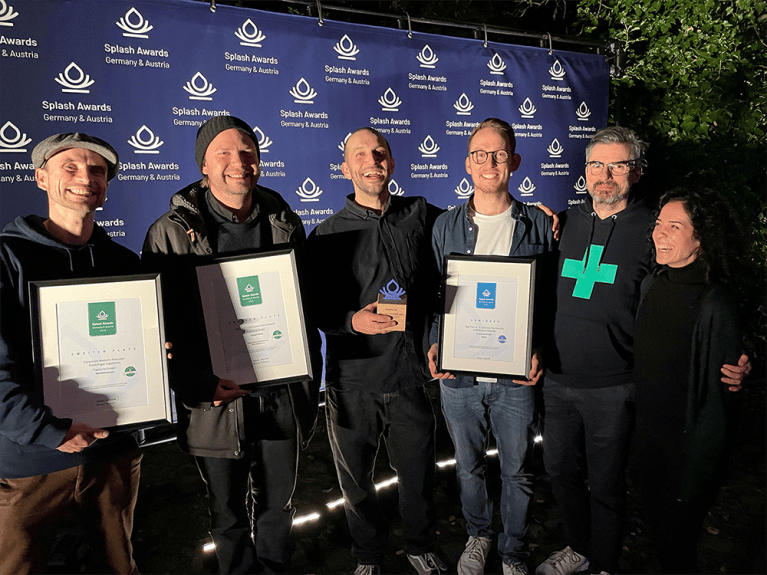 Das Factorial-Team präsentiert seine Siegerurkunde der Splash Awards 2022 Deutschland und Österreich