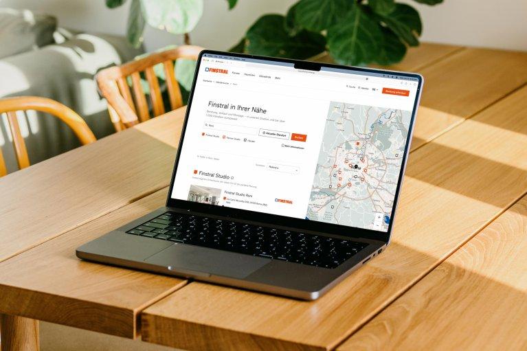 Mockup der Finstral Website auf einem Computerbildschirm.