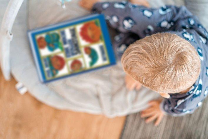 Kind sitzt vor dem Sams Buch