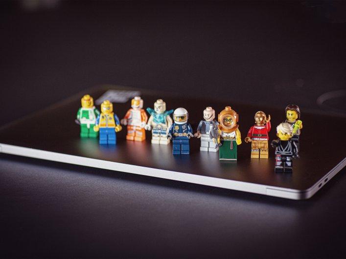 Ein bunter Stapel verschiedener Lego-Steine und Figuren.