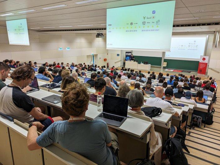 Bild zeigt ein Foto einer Sitzung mit ein paar Teilnehmern bei den Drupal Developer Days in Wien, Österreich 2023