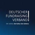 Logo des Deutschen Fundraising Verbands auf blauem Hintergrund
